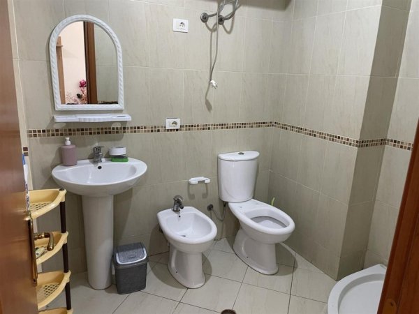 Tirane, jepet me qera apartament 2+1+Ballkon, Kati 5, 88 m2 350 € (rruga Kastriotet)