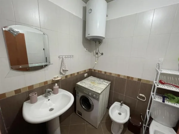 Tirane, jepet me qera apartament 2+1+Ballkon, Kati 5, 88 m2 350 € (rruga Kastriotet)