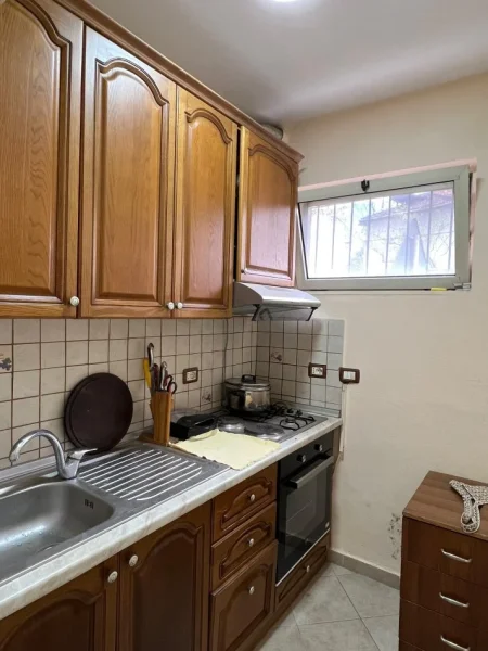 Tirane, jepet me qera shtepi 1+1+Ballkon, Kati 1, 65 m2 450 € (Myslym Shyri)