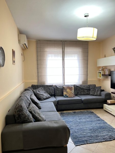 Tirane, jepet me qera shtepi 1+1+Ballkon, Kati 1, 65 m2 450 € (Myslym Shyri)