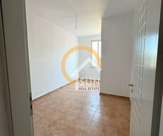 Shkoder, shitet apartament 2+1+Ballkon, Kati 9, 100 m2 97,000 € (RUS, SHKODER)