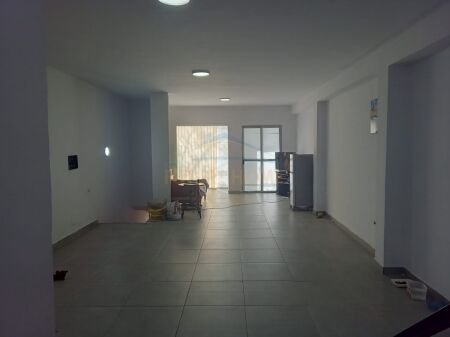 Tirane, jepet me qera dyqan , Kati 1, 73 m2 900 € (Rruga e Dibres)