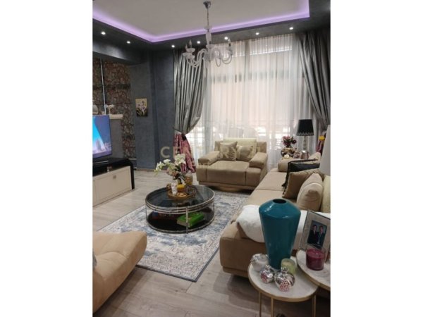 Tirane, shitet apartament 3+1+Aneks+Ballkon, Kati 6, 130 m2 275,000 € (Ish parku Autobuzave)