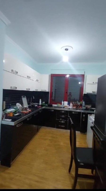 Tirane, jepet me qera apartament 1+1, Kati 6, 80 m2 400 € (YZBERISHT)