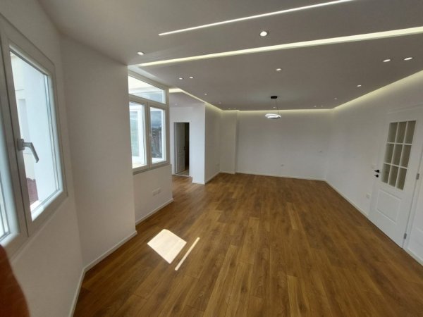 Tirane, shitet apartament 2+1, Kati 10, 100 m2 215,000 € (Rruga e Barrikadave)