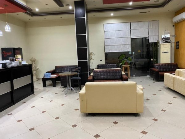 Tirane, jepet me qera lokal , , 120 m2 1,650 € (KOMUNA E PARISIT)