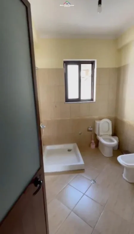 Tirane, jepet me qera Vile 2+1, Kati 3, 110 m2 500 € (RRUGA E ELBASANIT)
