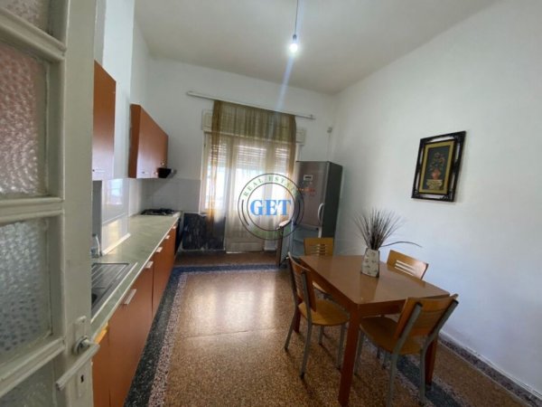 Shqiperi, jepet me qera apartament 2+1+Ballkon, Kati 2, 90 m2 300 € (Pallati i Sportit)