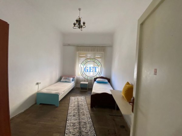 Shqiperi, jepet me qera apartament 2+1+Ballkon, Kati 2, 90 m2 300 € (Pallati i Sportit)