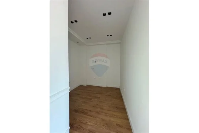 Tirane, jepet me qera zyre , Kati 9, 110 m2 1,000 € (Rruga e Kavajës, Shqipëri)