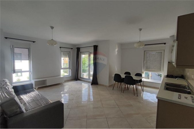 Tirane, jepet me qera apartament 2+1, Kati 2, 85 m2 500 € (Ish parku autobusave - PRANE SHKOLLES NAIM FRASHERI - Kompleksi Kontakt)