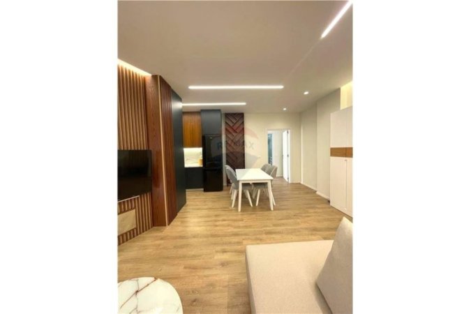 Tirane, jepet me qera apartament 2+1, Kati 5, 102 m2 800 € (Bulevardi Ri - Stacioni i Trenit)