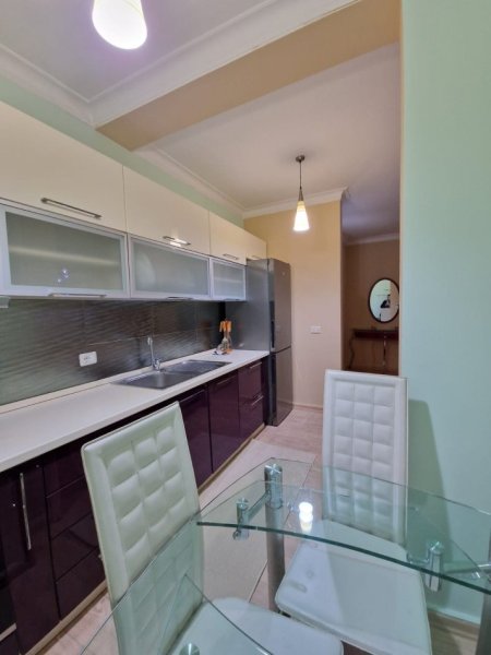 Tirane, jepet me qera apartament 1+1+BLK Kati 2, 80 m² 800 Euro (blloku)