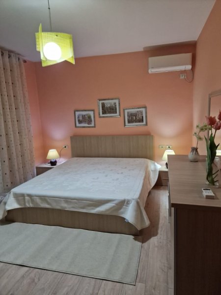 Tirane, jepet me qera apartament 1+1+BLK Kati 2, 80 m² 800 Euro (blloku)