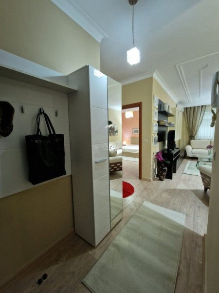 Tirane, jepet me qera apartament 1+1+BLK Kati 2, 80 m² 800 Euro (blloku)