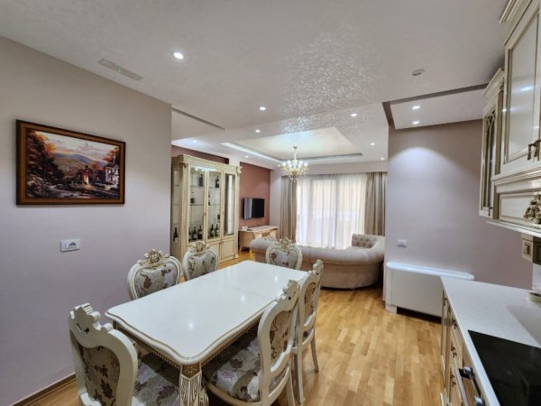 Tirane, jepet me qera apartament 2+1, , 900 € (Kopshti Botanik)