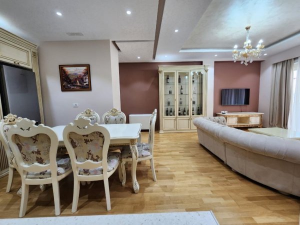 Tirane, jepet me qera apartament 2+1, , 900 € (Kopshti Botanik)