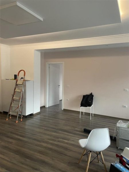 Tirane, jepet me qera apartament 3+1 Kati 5, 135 m² 550 Euro (ali demi)