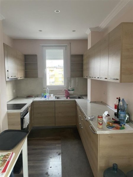 Tirane, jepet me qera apartament 3+1 Kati 5, 135 m² 550 Euro (ali demi)