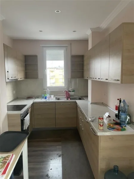 Tirane, jepet me qera apartament 3+1 Kati 5, 135 m² 550 Euro (ali demi)