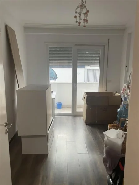 Tirane, jepet me qera apartament 3+1 Kati 5, 135 m² 550 Euro (ali demi)