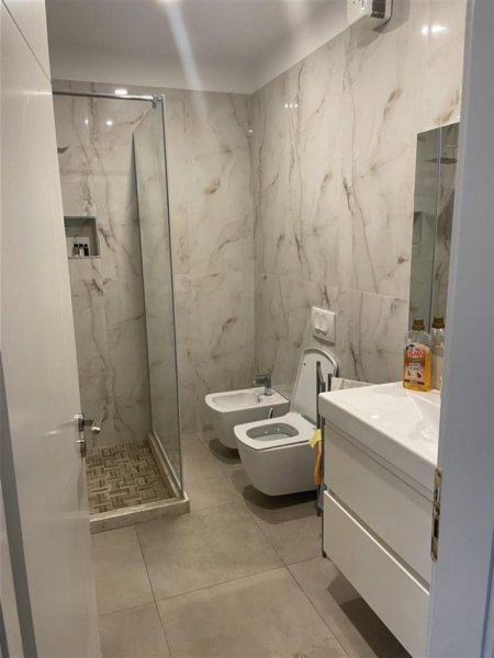 Tirane, jepet me qera apartament 3+1 Kati 5, 135 m² 550 Euro (ali demi)