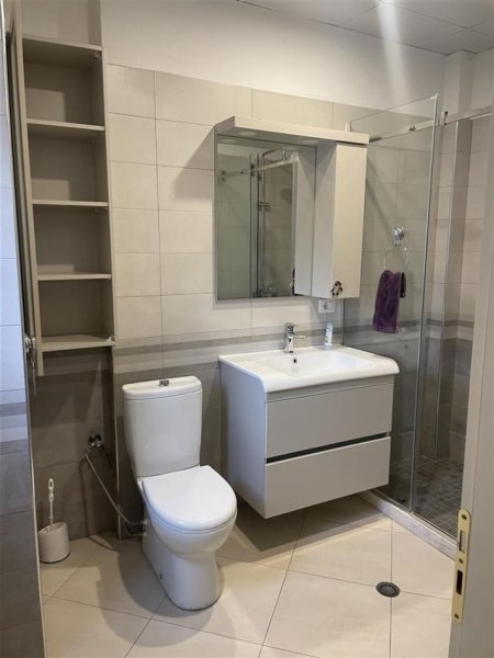 Tirane, jepet me qera apartament 3+1 Kati 5, 135 m² 550 Euro (ali demi)