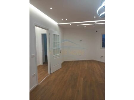 Tirane, shitet 2+1, Kati 10, 100 m2 215,000 € (Rruga e Barrikadave)