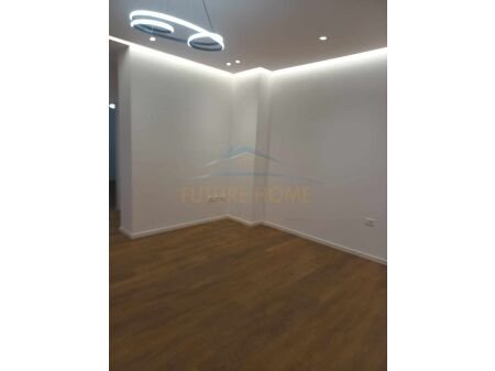 Tirane, shitet 2+1, Kati 10, 100 m2 215,000 € (Rruga e Barrikadave)