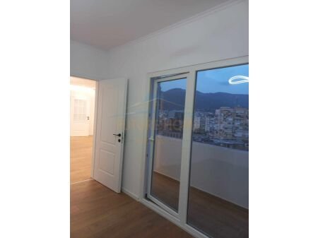 Tirane, shitet 2+1, Kati 10, 100 m2 215,000 € (Rruga e Barrikadave)