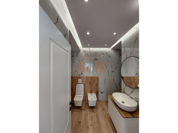 Tirane, shitet apartament 2+1+Aneks+Ballkon, Kati 10, 100 m2 215,000 € 