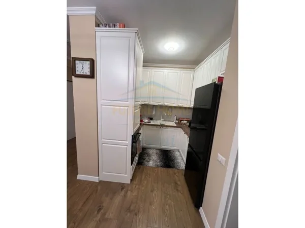 Tirane, shitet apartament 2+1+Ballkon, Kati 2, 86 m2 165,000 € (Oxhaku)