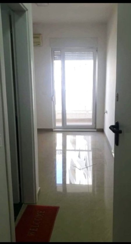 Tirane, jepet me qera zyre , Kati 3, 22 m² 200 € (21 Dhjetori, Kompleksi Kontakt)