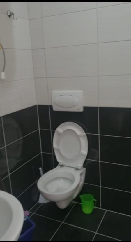 Tirane, jepet me qera zyre , Kati 3, 22 m² 200 € (21 Dhjetori, Kompleksi Kontakt)