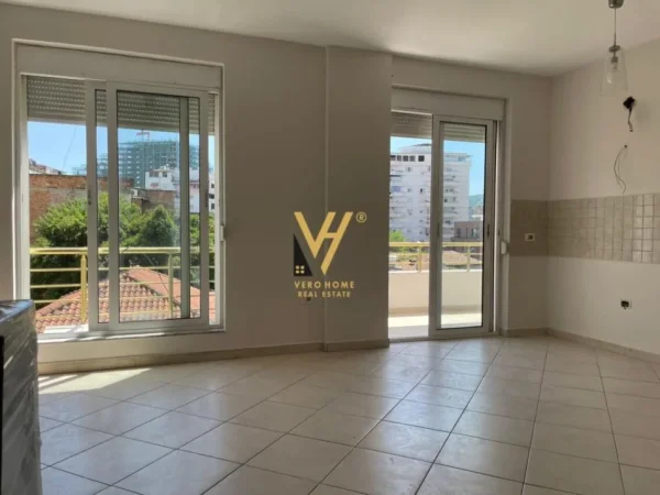 Tirane, jepet me qera zyre , Kati 3, 115 m² 1,000 € (RRUGA E KAVAJES)