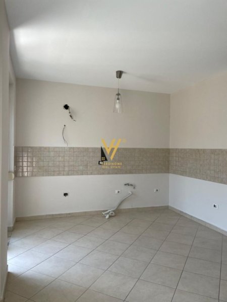 Tirane, jepet me qera zyre , Kati 3, 115 m² 1,000 € (RRUGA E KAVAJES)