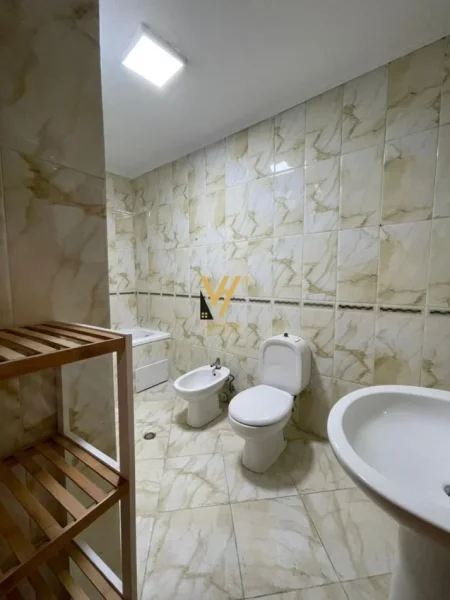 Tirane, jepet me qera zyre , Kati 3, 115 m² 1,000 € (RRUGA E KAVAJES)