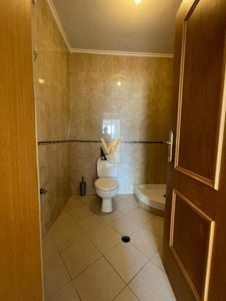 Tirane, jepet me qera zyre , Kati 3, 115 m² 1,000 € (RRUGA E KAVAJES)