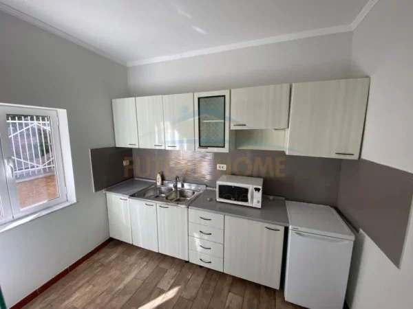 Tirane, jepet me qera ambjent biznesi , 148 m² 1,000 € (21 Dhjetori)
