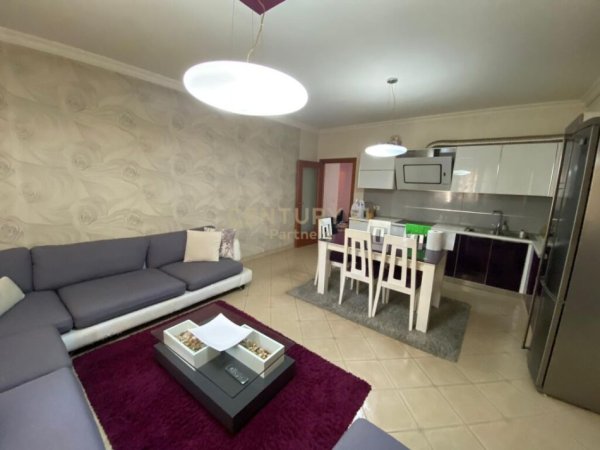 Tirane, jepet me qera apartament 2+1+Ballkon, Kati 6, 107 m² 600 € (Komuna e Parisit)