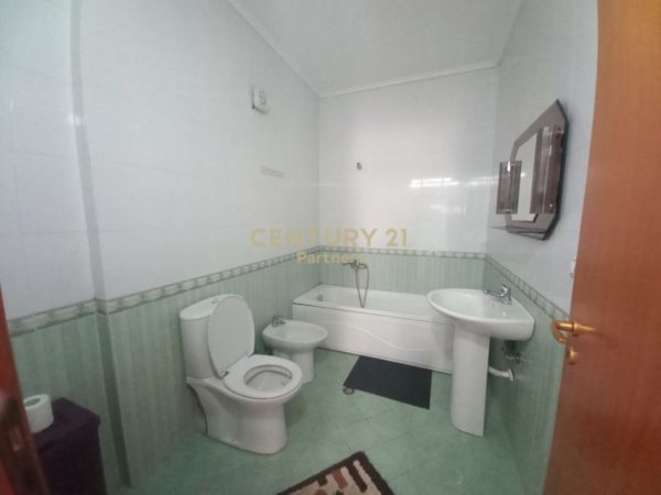 Tirane, jepet me qera apartament 2+1+Ballkon, Kati 6, 107 m² 600 € (Komuna e Parisit)