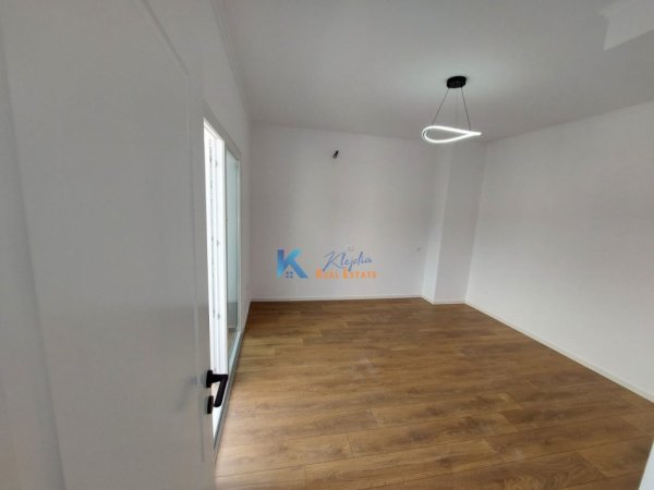 Tirane, shes apartament 2+1+Ballkon, Kati 10, 100 m² 215,000 € (Rruga e Barrikadave)