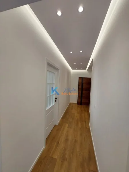 Tirane, shes apartament 2+1+Ballkon, Kati 10, 100 m² 215,000 € (Rruga e Barrikadave)