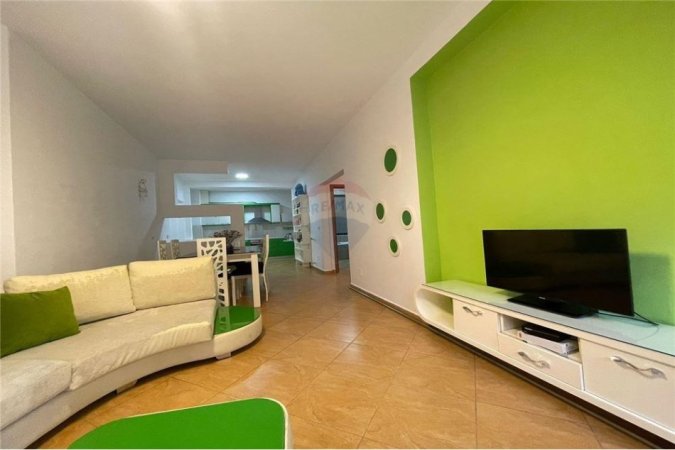 Tirane, jepet me qera apartament 1+1+Aneks+Ballkon, Kati 3, 114 m² 600 € (Apartament - Me Qira - perballe Kristal Center)