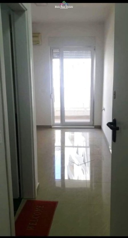 Tirane, jepet me qera zyre , Kati 3, 22 m² 200 € (kompleksi kontakt)