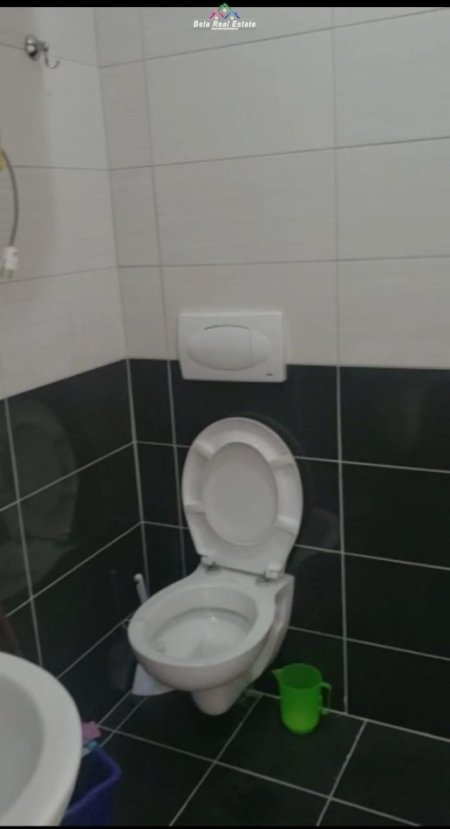 Tirane, jepet me qera zyre , Kati 3, 22 m² 200 € (kompleksi kontakt)