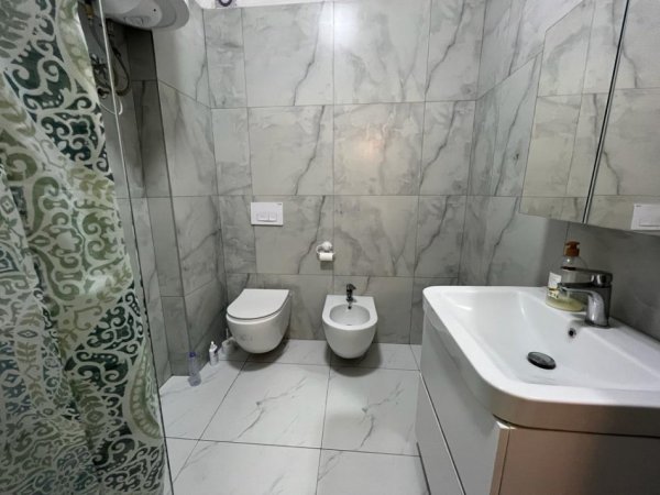 Tirane, jepet me qera apartament 3+1, Kati 5, 136 m² 750 € (21 DHJETORI)