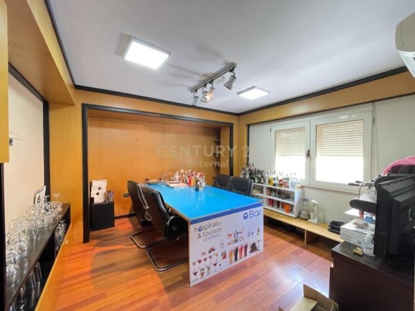 Tirane, jepet me qera zyre , Kati 2, 156 m² 2,000 € 