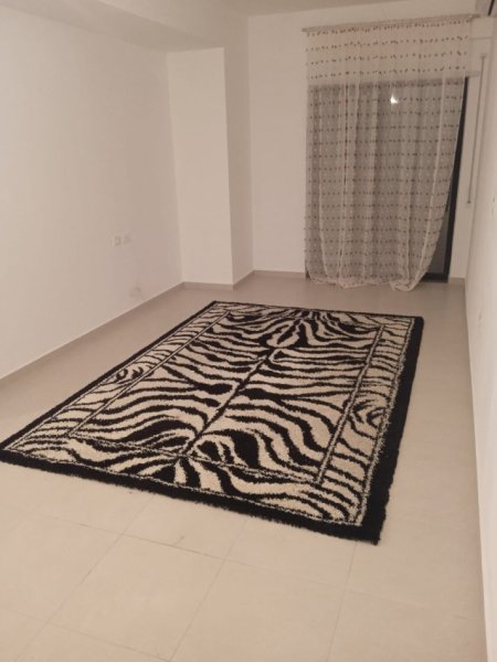 Tirane, jepet me qera zyre , Kati 2, 50 m² 600 € (rruga e kavajes)