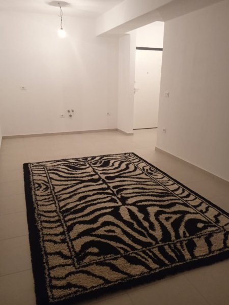 Tirane, jepet me qera zyre , Kati 2, 50 m² 600 € (rruga e kavajes)